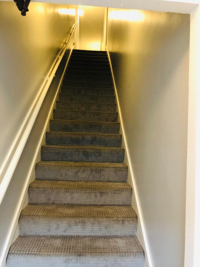 Entry into building - clean & quiet - 7220 Madison St Unit 5