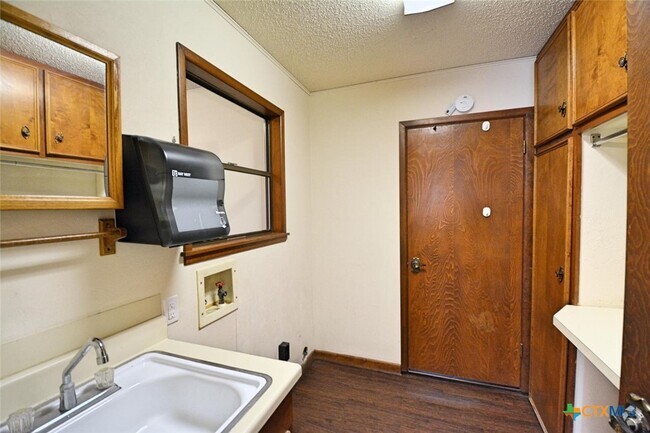 Building Photo - 1274 E Common St Rental