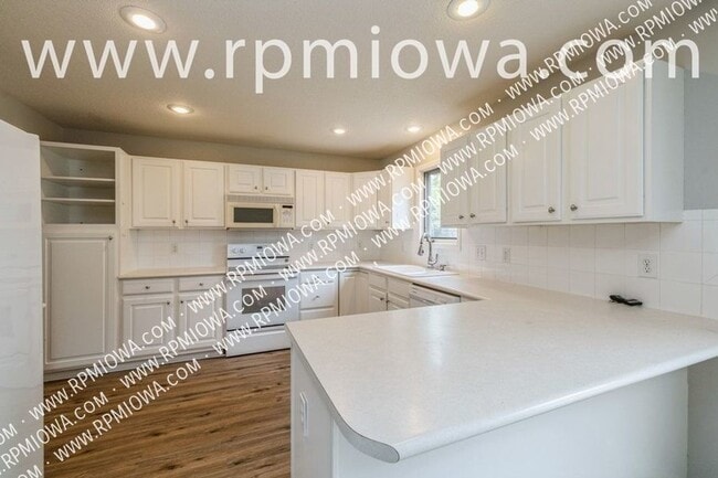 Photo - 15803 Hawthorn Dr