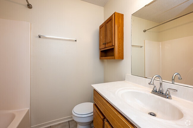 2BR, 1BA - 931SF - Bathroom