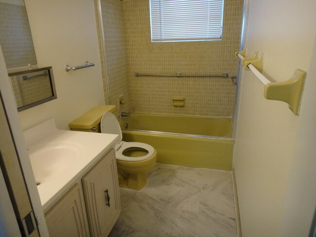 Photo - 2527 Emory Dr W Unidad G