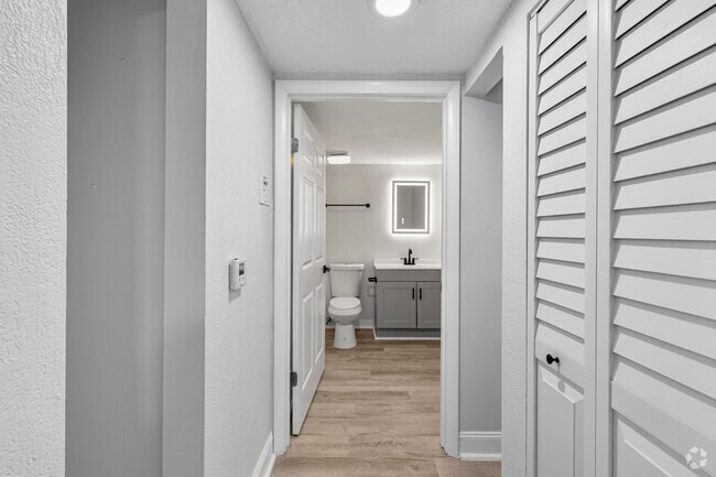 2BR, 1BA - 725 SF - Bathroom