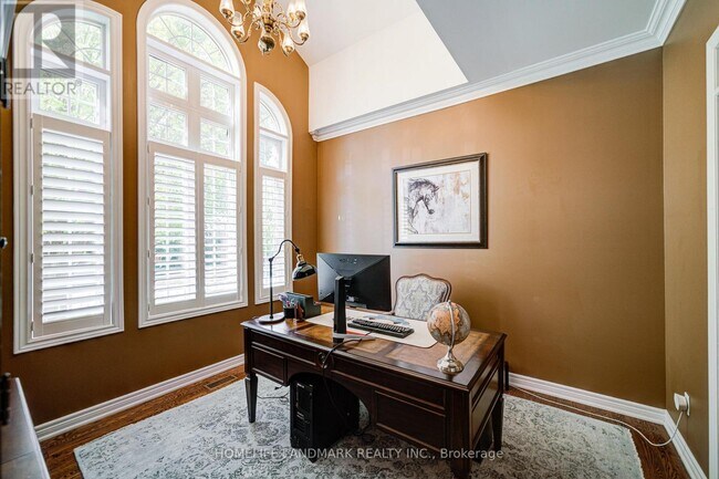 Photo - 1388 Pinery Crescent