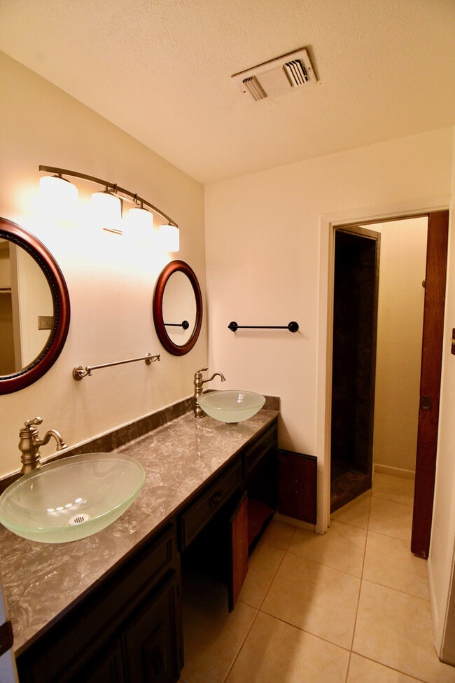 Photo - Gorgeous 4 Bedroom 2 Bathroom Kempner Home!