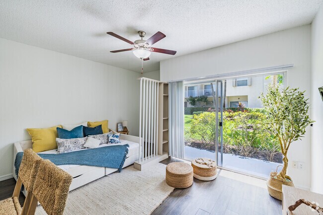 Studio, 1BA - 329SF - Living Room