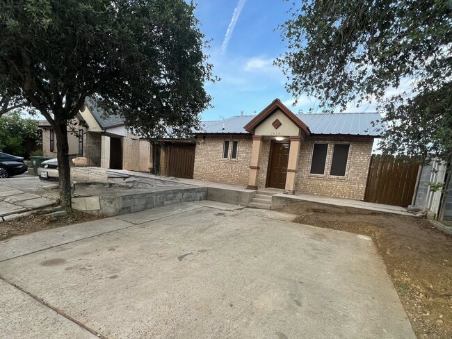 Building Photo - 1419 Reagan Dr