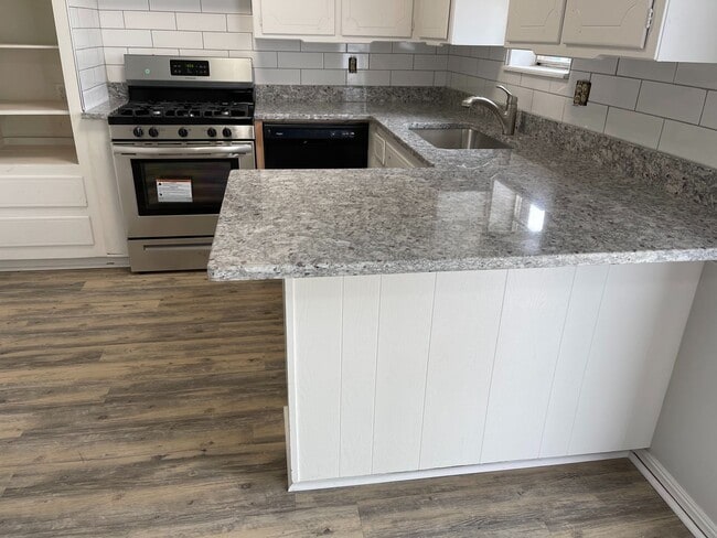 Photo - 3 bedroom home for rent in SW OKC,  - granite counter-tops! new stainless gas range and new dishw...