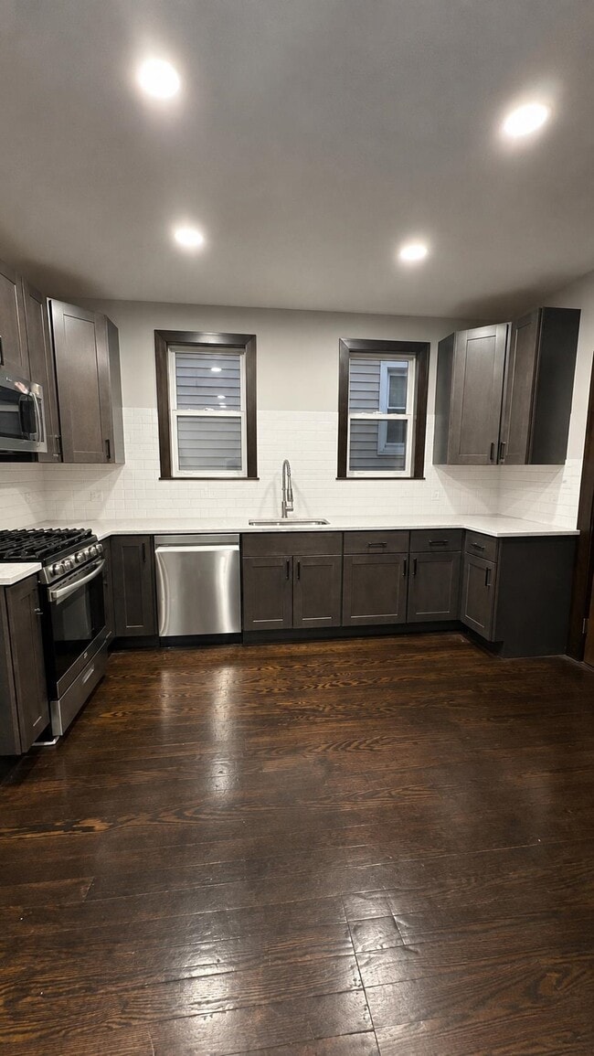 Photo - 171 W 19th St