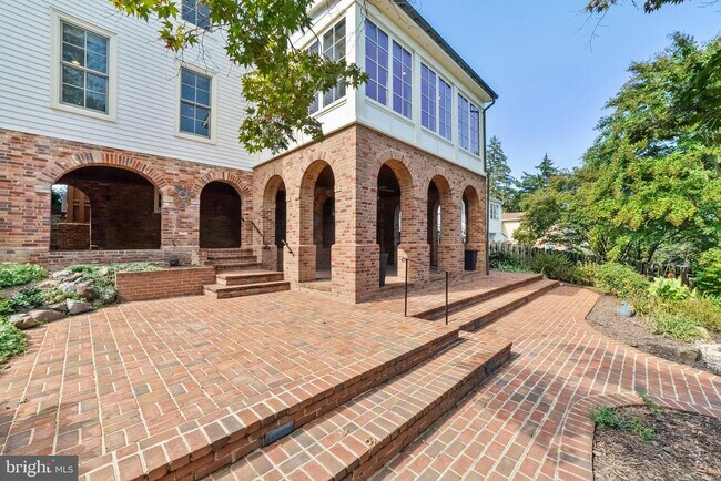 Photo - 512 Courtfield Ave