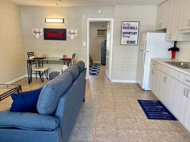 Photo - PENSACOLA ARMS: One Bedroom Apartments in ...