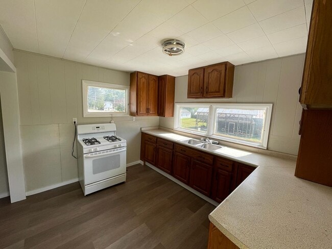 Building Photo - 8 Heer Dr Unit 8 Sting Ray Aly Rental