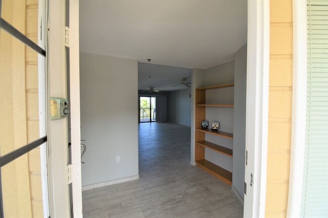 Unfurnished 3 Bedroom 2 Bath Penthouse Condo - Unfurnished 3 Bedroom 2 Bath Penthouse Condo