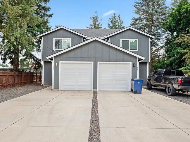 Building Photo - "Spacious 3-Bedroom Duplex Retreat on Park... Unit B Rental