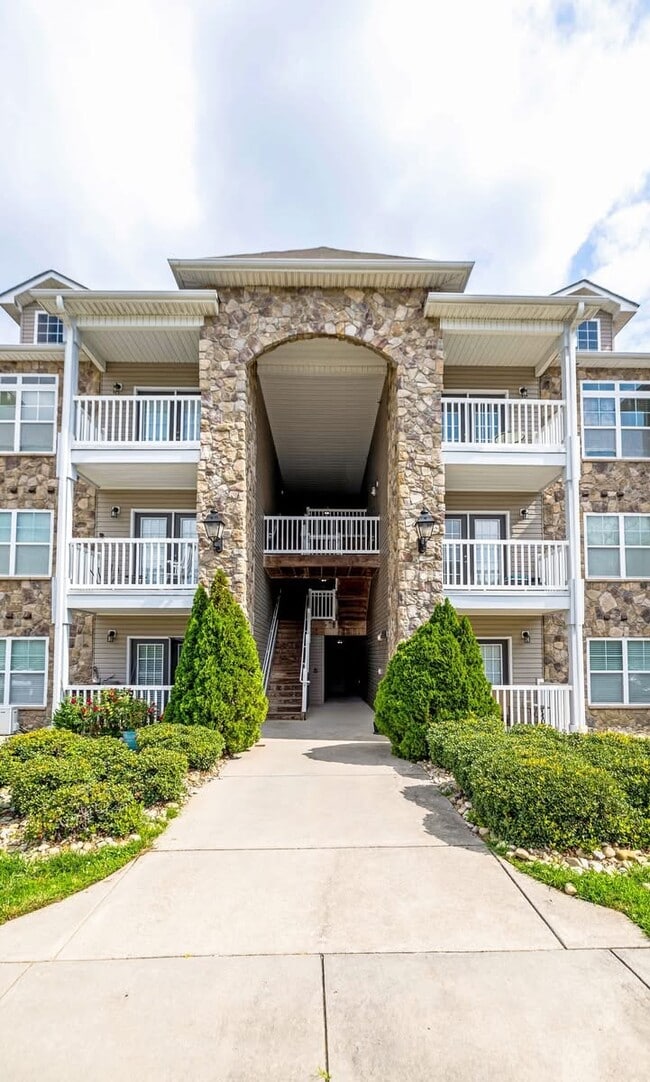 Building Photo - 7102 W Friendly Ave Unit 108