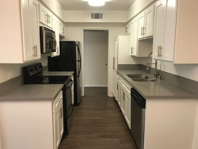 Photo - 814-816 S Bundy Dr