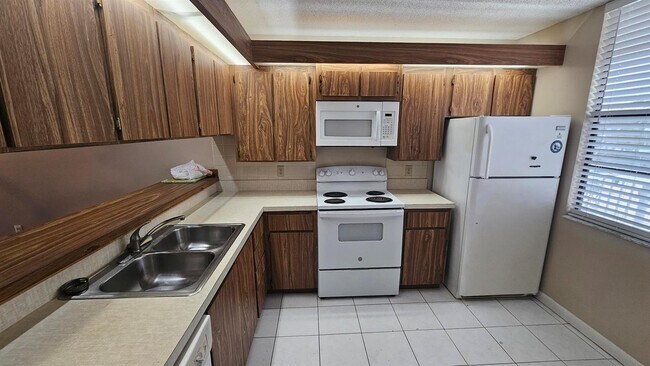 Photo - 3630 Whitehall Dr Unidad 303