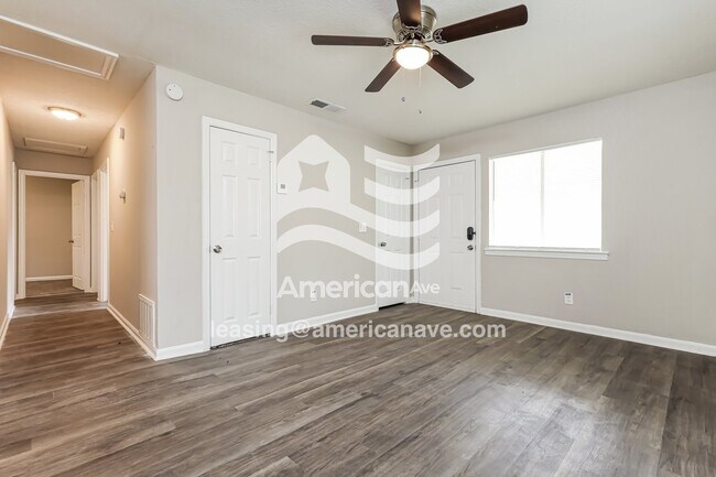 Photo - 915 Farwell Dr