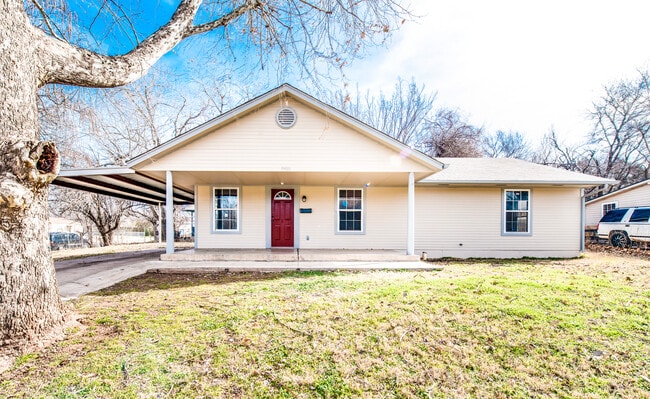 Building Photo - 1900 Terrace Lawn Dr