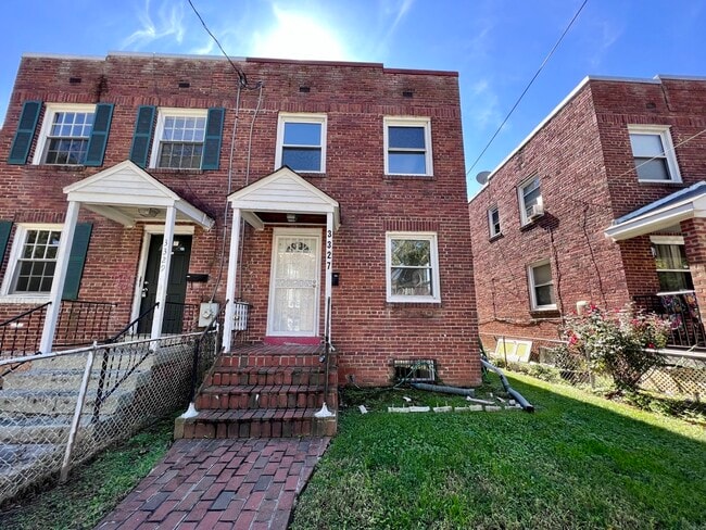 Photo - 3327 Dubois Pl SE