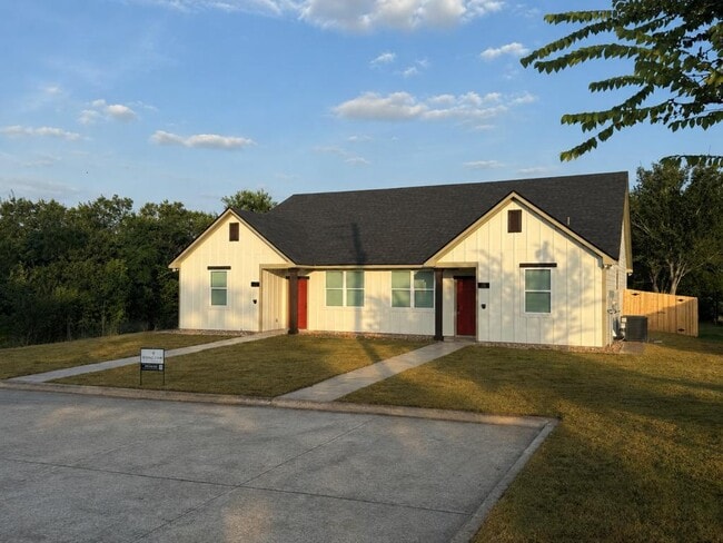 Building Photo - 142 E Martin Luther King Dr