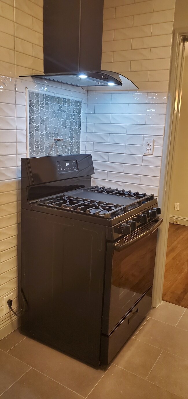 Stove - 614 N Madison Ave Unit 614