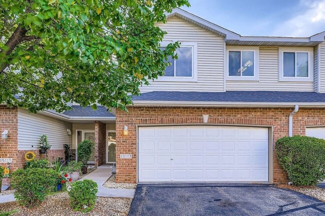 Building Photo - Rare 3bed 3bath Townhome in Rosemount