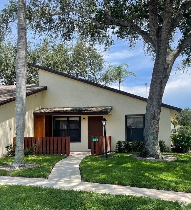 Building Photo - 8182 SE Villa Way Rental