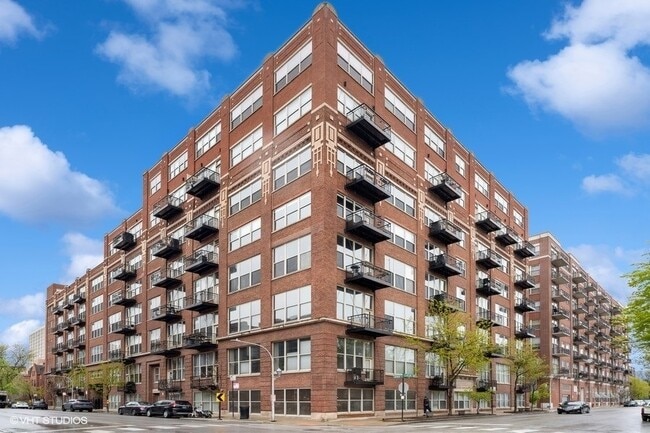 Building Photo - 1500 W Monroe St Unit 304