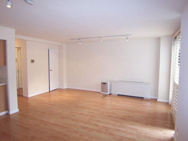 Photo - FOR SALE OR RENT-Centrally Located Dupont Circle 1 Bedroom Condo in the heart of it all! Utilitie... Unidad 406
