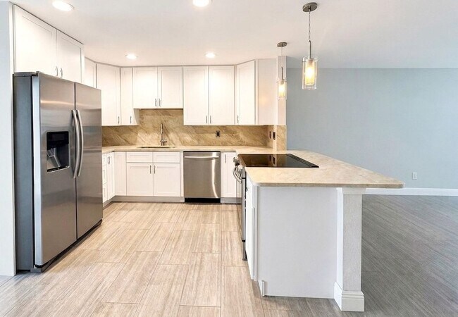 Building Photo - Remodeled First-Floor Condo Available Now in Naples