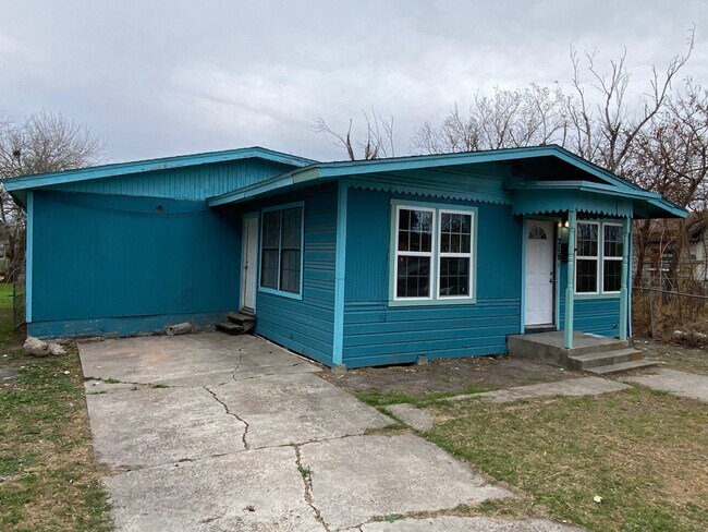216 W Ave C