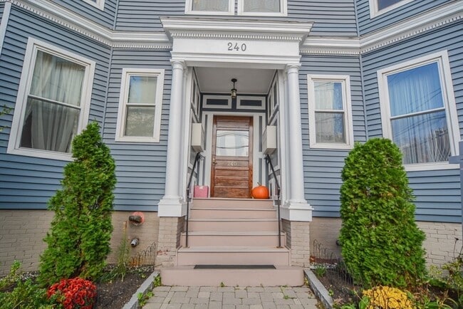 Building Photo - 240 Franklin St Unit B2