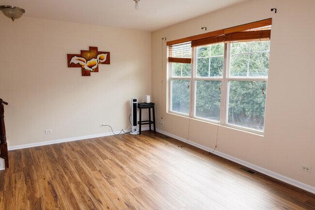 Photo - 516 Grosvenor Ln