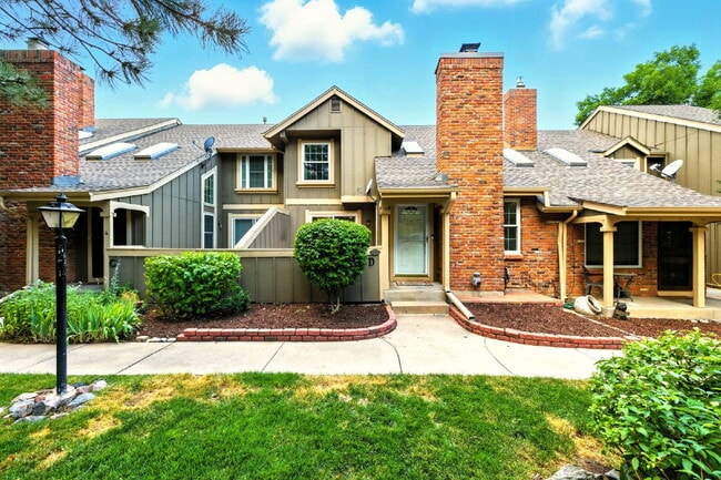 Building Photo - Gorgeous 3 Bed 2.5 Bath Townhome in Littleton! Unit D