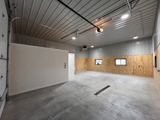 Commercial Shop Space for Lease - Commercial Shop Space for Lease House