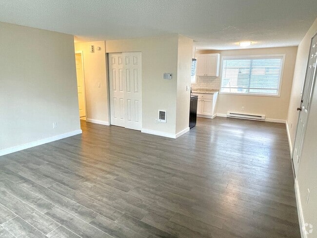 Building Photo - Newly renovated 2 bedroom condo with off-s...