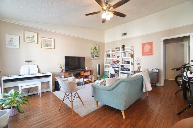 Photo - 618 W 51st St Unit 103