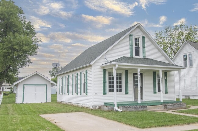 Building Photo - 106 W Pine St Rental