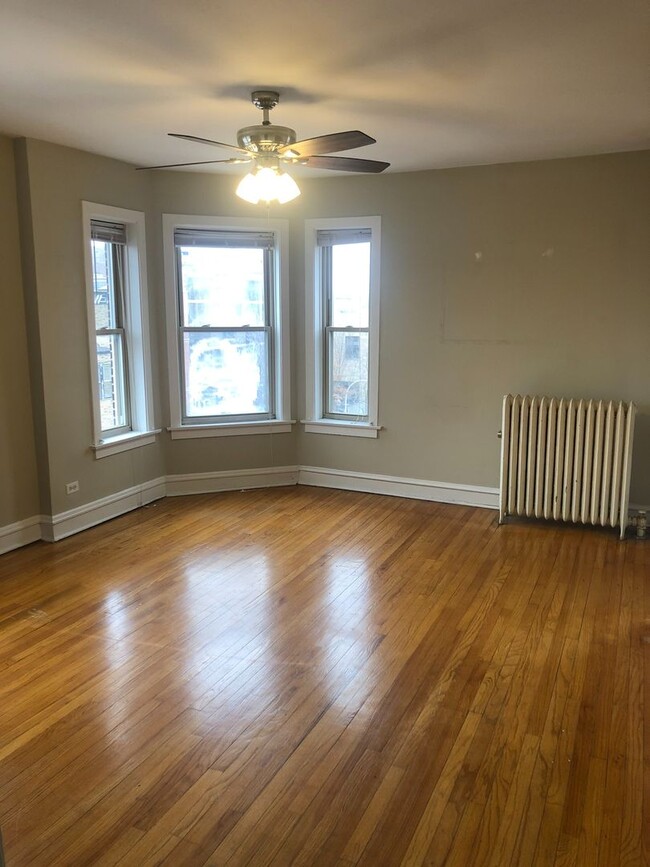 Wrigleyville – Big Bright Top Floor 1-Bedr... - Wrigleyville – Big Bright Top Floor 1-Bedr... Apartment Unit #3