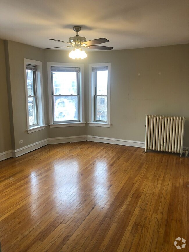 Building Photo - Wrigleyville – Big Bright Top Floor 1-Bedr... Unit #3 Rental