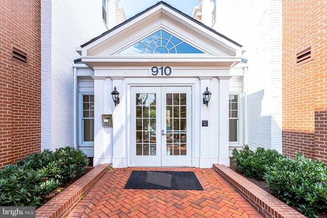 Photo - 910 Powhatan St Unidad 205S