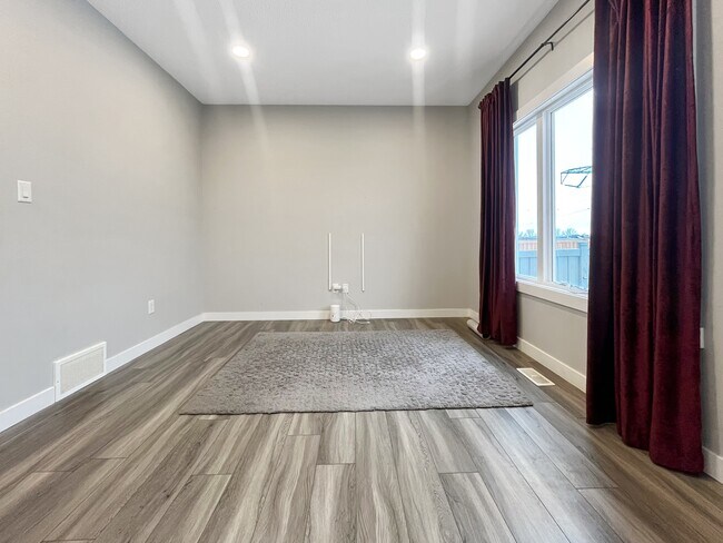 Photo - 7552 Creighton Pl SW