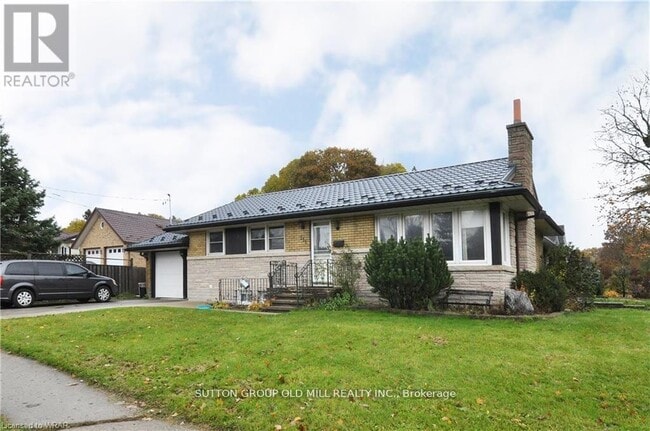 Photo - 251 Erb St E