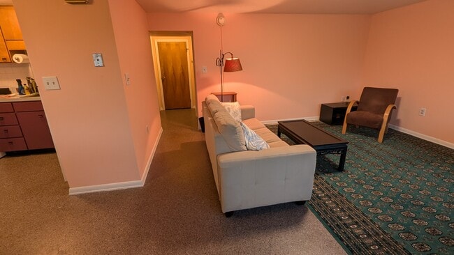 Sala de estar y pasillo - 143 Campbell Ave Unidad Apartment