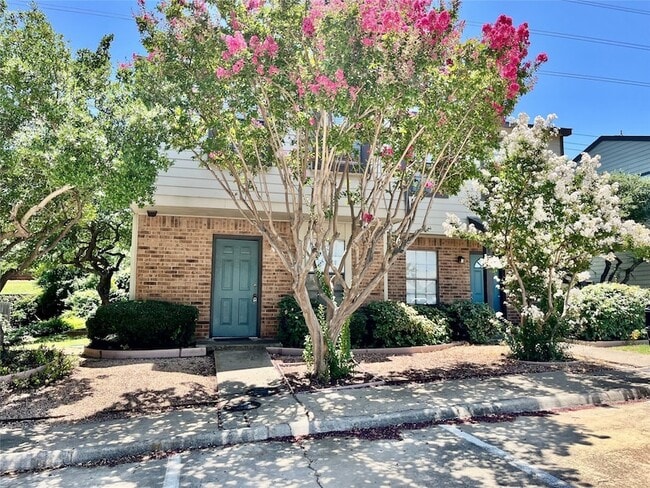 Photo - 800 W Collins St Townhome