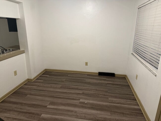 Photo - 335 Dersam St