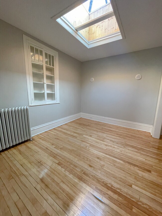 Photo - 4 Russell St E Unit 4