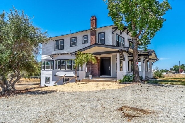 Photo - 1019 N Main St