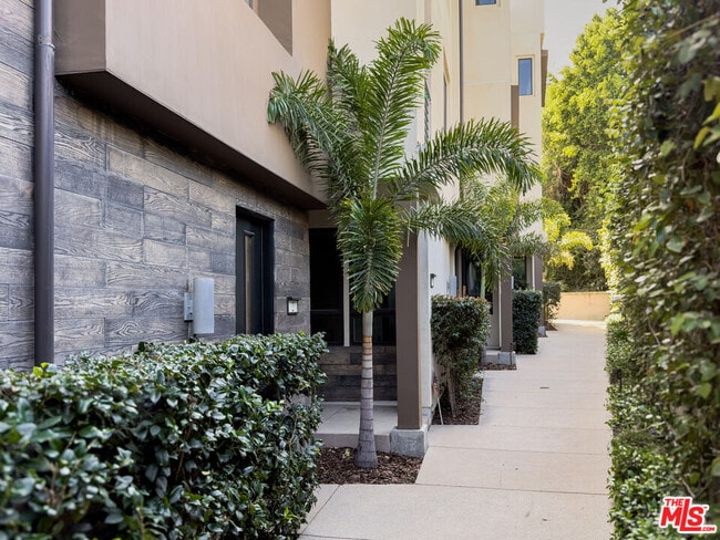 Photo - 2111 N Cahuenga Blvd