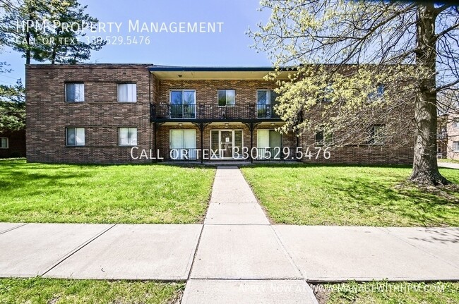 Photo - 842 S Green Rd Townhome